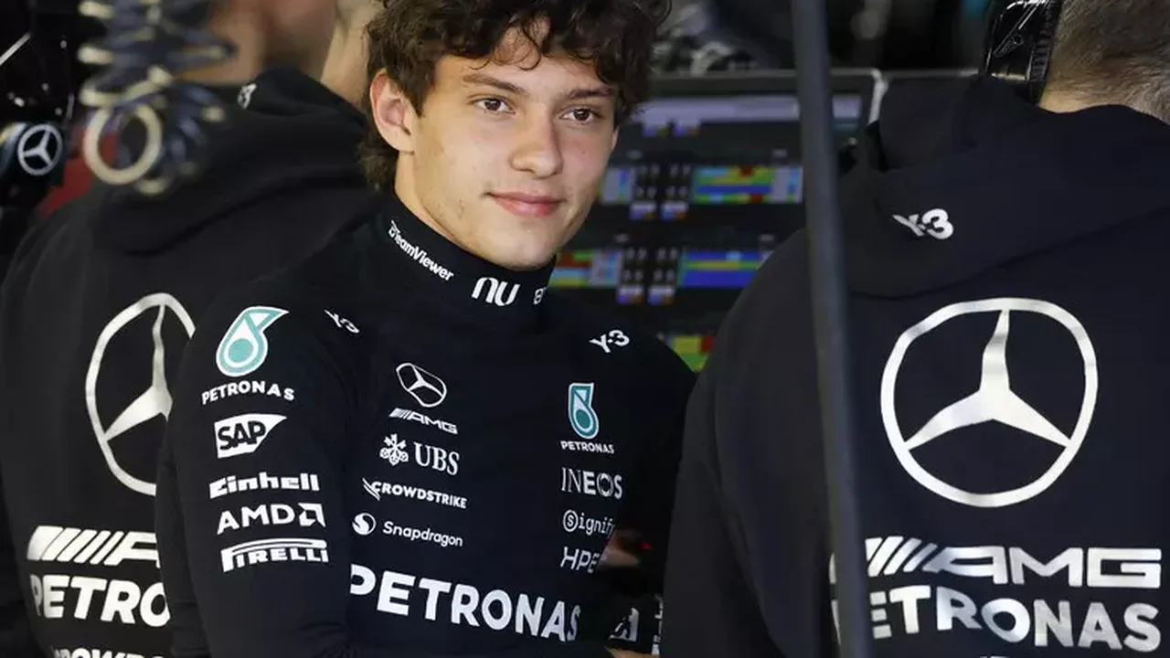 Líder da F1, Antonelli ganha pizza em sua homenagem e elogia sabor