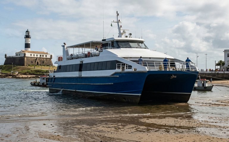 Barcas encalhadas na Barra: entraves ameaçam plano de transporte de passageiros