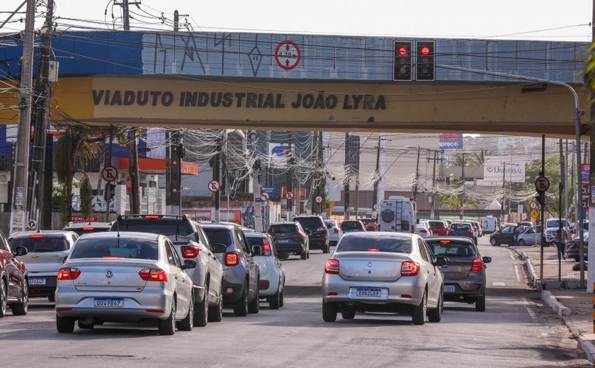 Obras de reparo asfáltico interditam novo trecho da Avenida Gustavo Paiva nesta segunda (10)