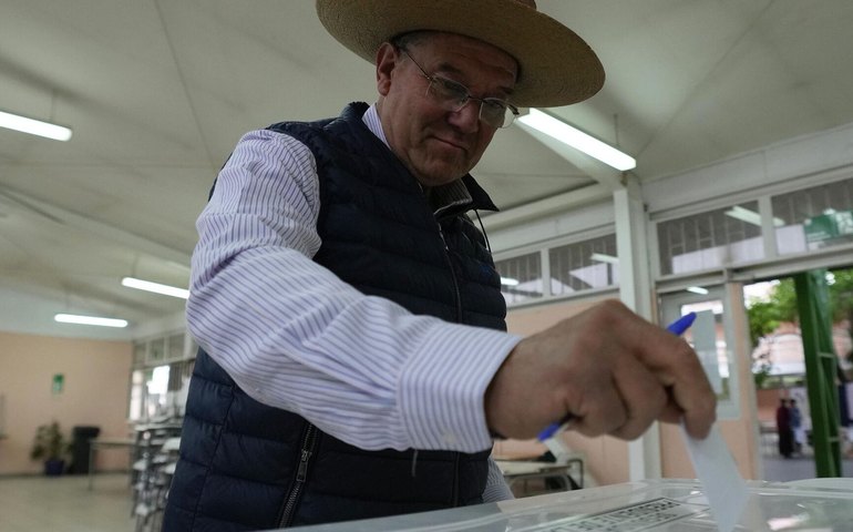Esquerda e direita disputam 2º turno presidencial no Chile neste domingo