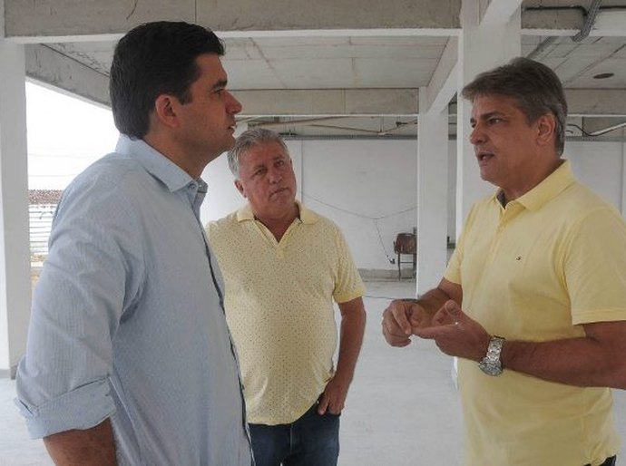 Prefeito Rui Palmeira vistoria construção de Praça de Esporte e Cultura