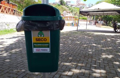 Prefeitura de Penedo instala novas lixeiras na orla do Bairro Santo Antônio