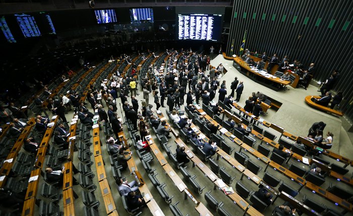 Deputados estão analisando os destaques