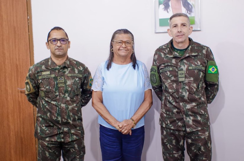 Prefeita Tia Júlia se reúne com representantes do Tiro de Guerra e reafirma apoio à instituição