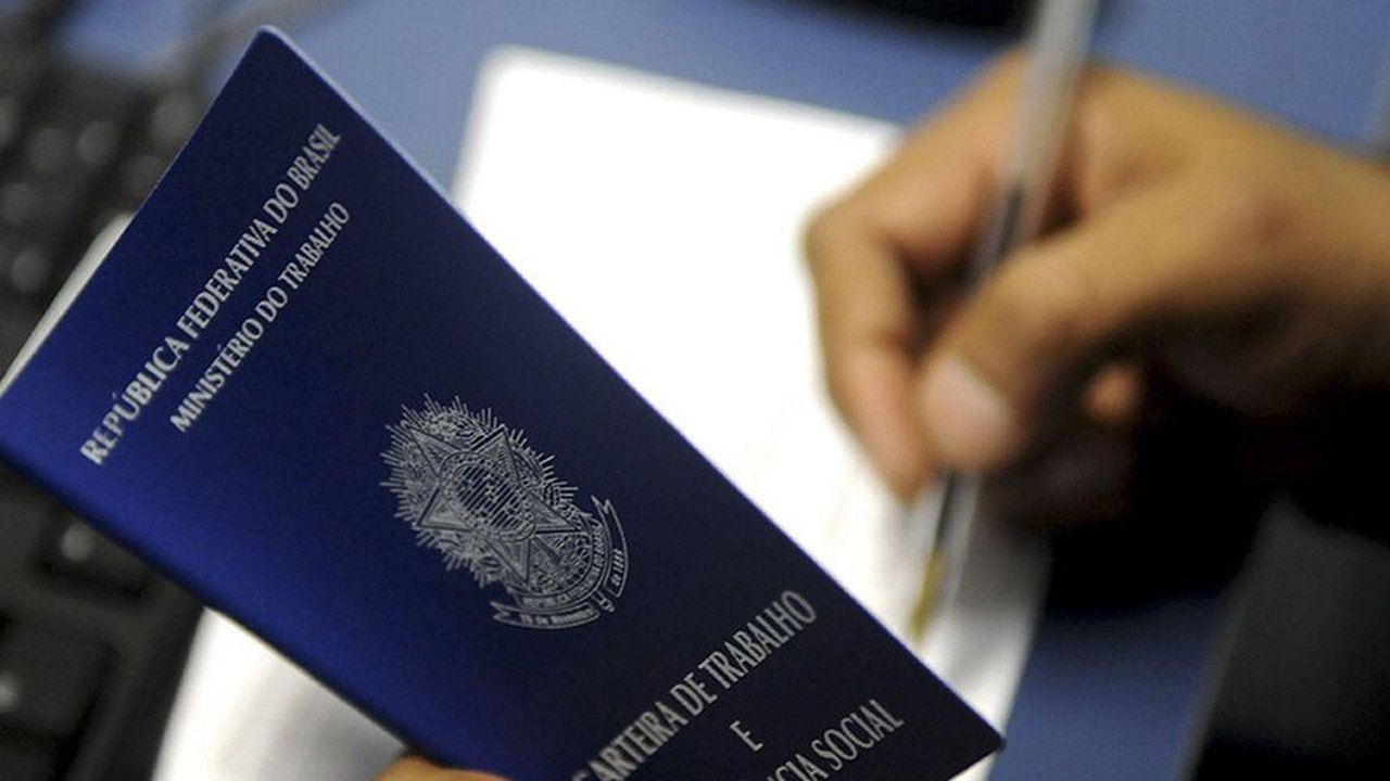 Desemprego cai a 5,3% e marca menor nível para o trimestre até julho desde início da série