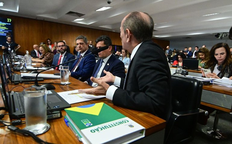 Com pouca resistência do governo, CCJ aprova, por 17 a 7, projeto de Dosimetria