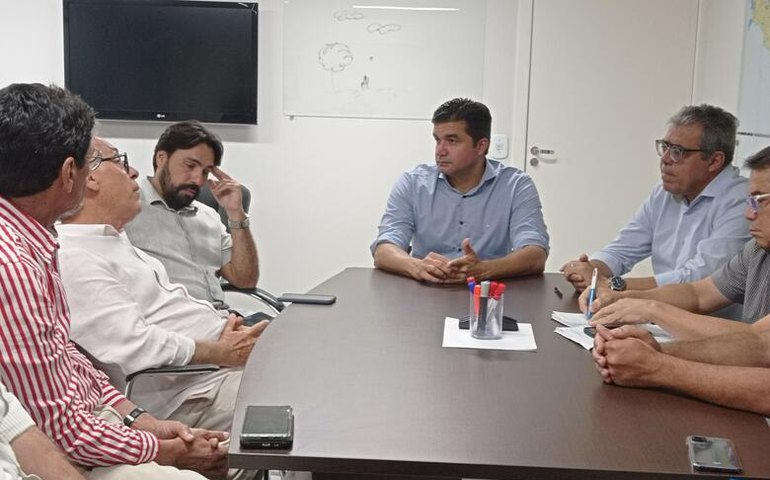 Seinfra discute continuidade das obras e manutenção do Canal do Sertão com a Semarh