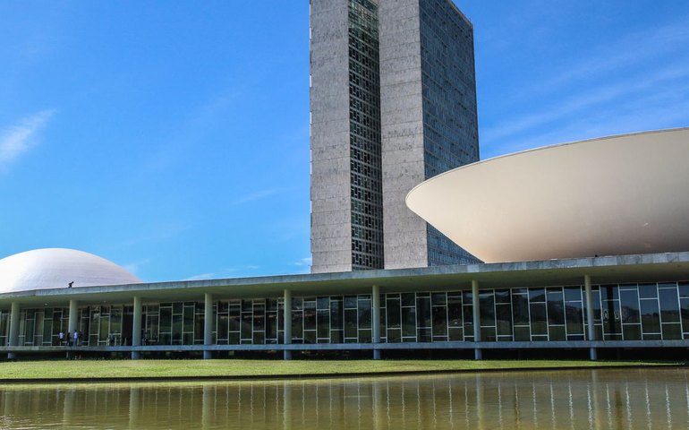 Câmara aprova reajuste de salário para servidores do Executivo