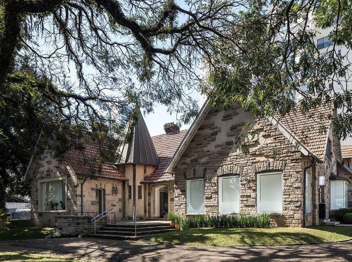 Arquitetura do encontro: casa da década de 1930 se transforma em espaço que une estilo de vida, trabalho e criatividade em Curitiba