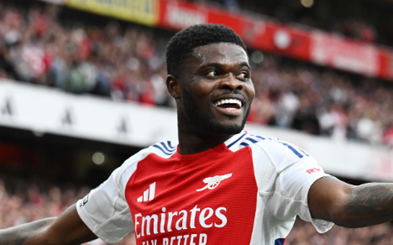 Ex-jogador do Arsenal é acusado de estupro e obtém liberdade sob fiança condicional