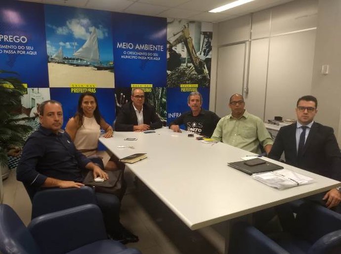 Após reunião com senador Rodrigo Cunha, equipe da Caixa Seguradora visita bairro do Pinheiro