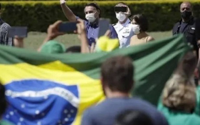 Bolsonaro reúne apoiadores e diz que críticos estão &#8216;esticando a corda&#8217;