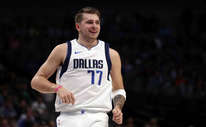 NBA: Doncic faz cesta incrível de três pontos em vitória do Masvericks sobre o Nets; vídeo