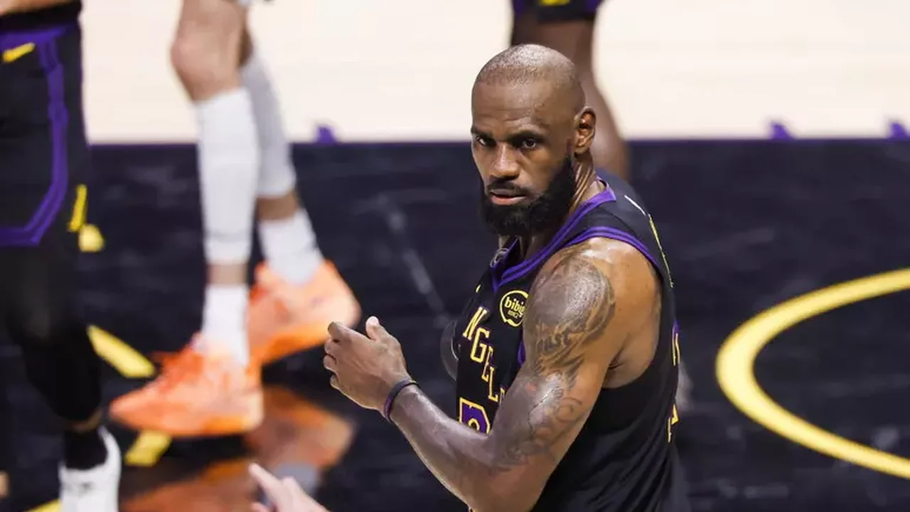 LeBron James é alvo de denúncia na Itália após jogar bolas de golfe ao mar
