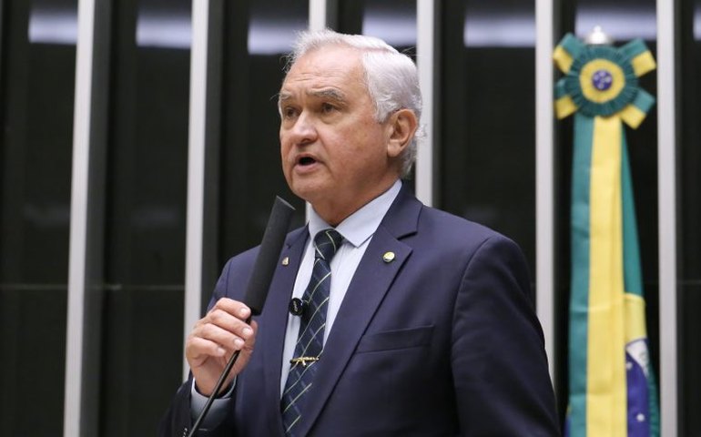 Comissão aprova novas regras para naturalização de imigrantes no Brasil