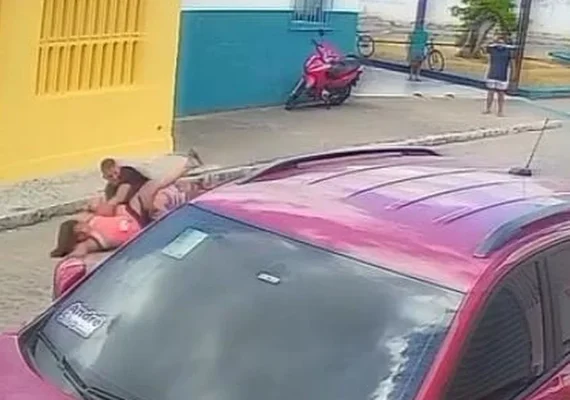 Casal cai de moto após crianças soltarem bola na pista em Campo Alegre