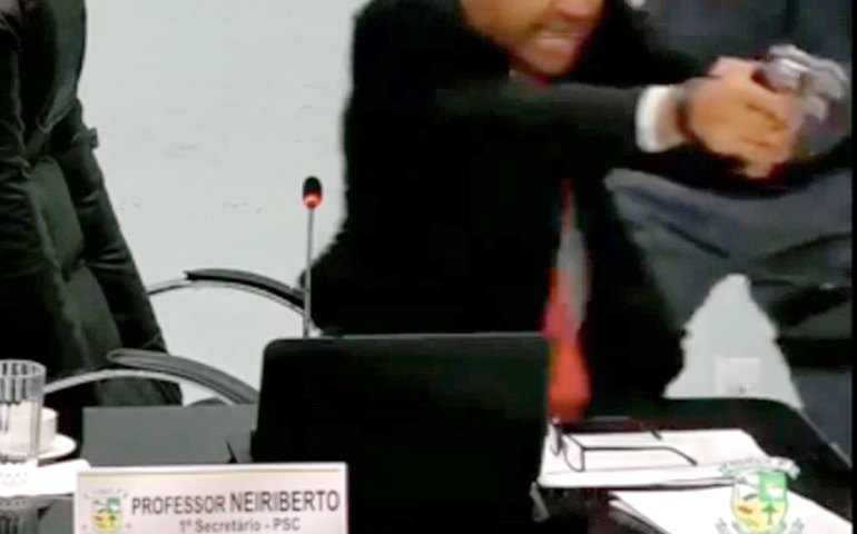 Vereador aponta revólver para colega no MT: ‘Vossa excelência, seja homem!’