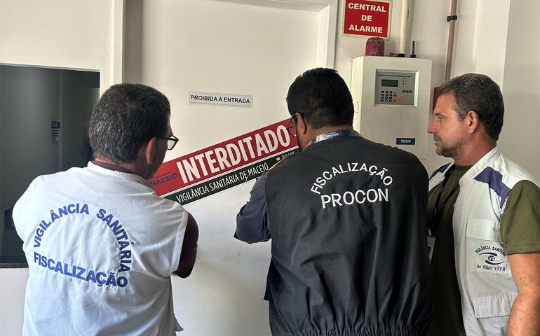 Vigilância Sanitária e Procon Maceió interditam cozinha de buffet na Jatiúca