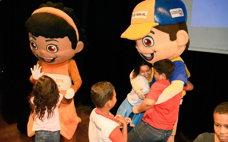 Detran leva conscientização pela segurança no trânsito para estudantes de Penedo durante Maio Amarelo