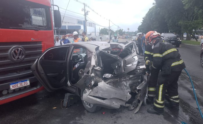 Veículo ficou destruído após o acidente