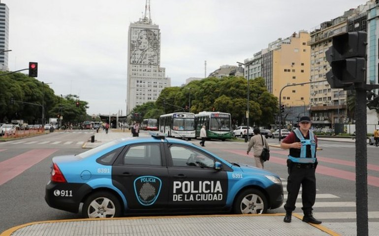 Homem é detido com arma nas imediações de local onde presidente da Argentina participava de ato