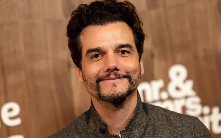 Wagner Moura dança frevo e recebe prêmio em estreia de O Agente Secreto na França