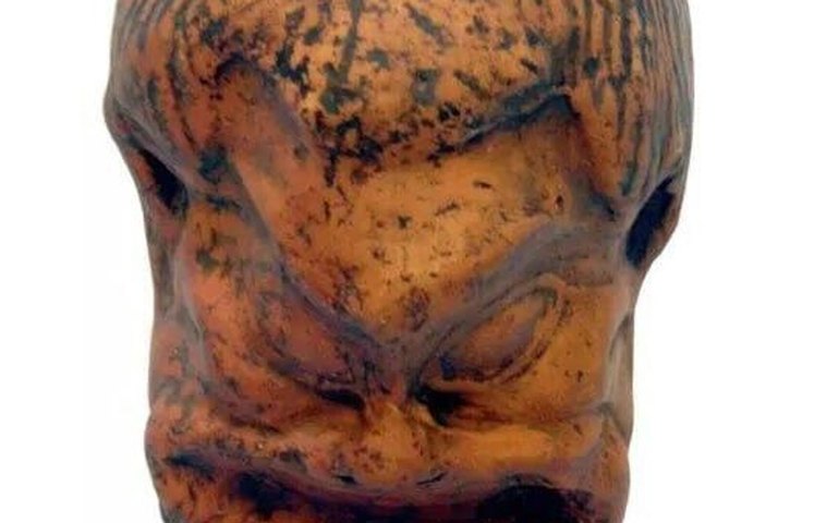 Máscara teatral grega de 2 mil anos é encontrada em caverna misteriosa na Croácia