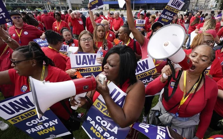 Mais 7 mil trabalhadores se juntam à greve do sindicato dos trabalhadores das montadoras nos EUA