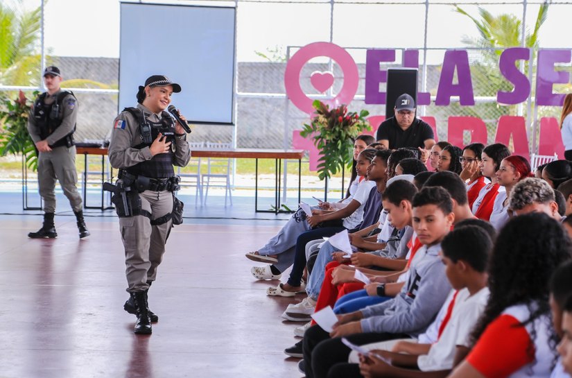 Patrulha Maria da Penha orienta estudantes e apresenta novidades sobre rede de proteção às mulheres em Penedo