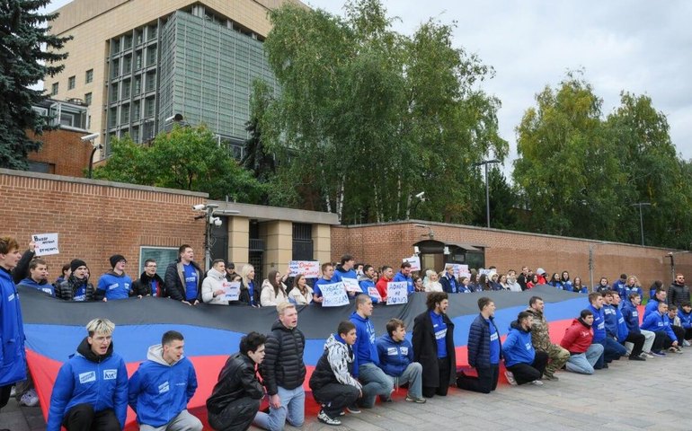 Ativistas do movimento juvenil Guarda Jovem celebram iminente Dia da Reunificação das novas regiões com a Rússia (30 de setembro) perante embaixada dos EUA