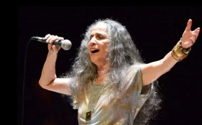 Bethânia aparece em vídeo tocando piano em resposta à crítica de Ed Motta