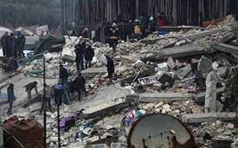 Vídeos mostram efeitos do terremoto no Marrocos que matou centenas de pessoas