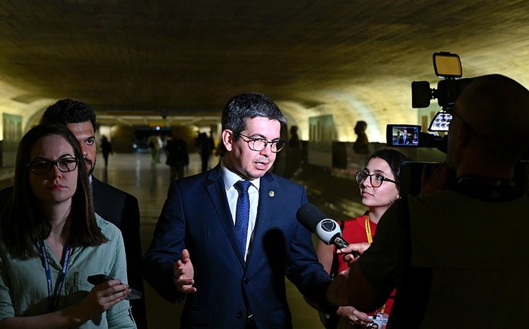 Saneamento básico: líderes governistas debatem decretos com ministros