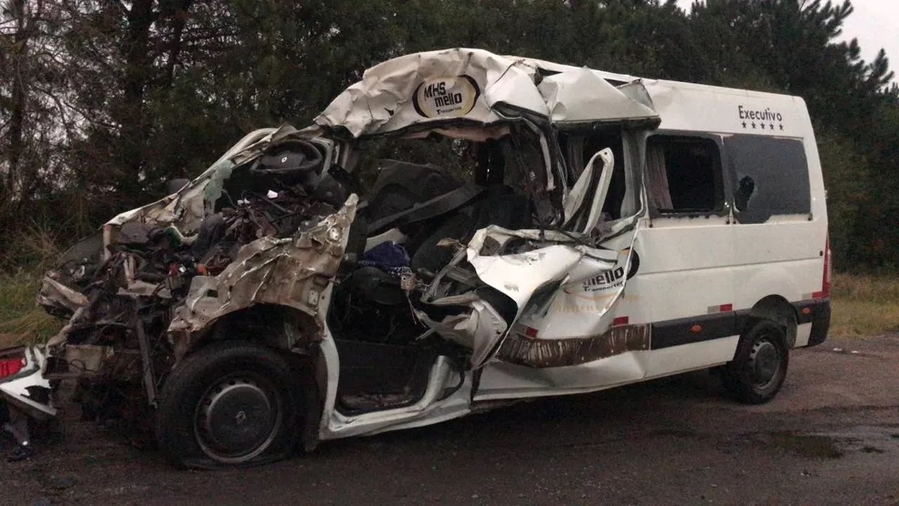 Acidente entre van e caminhão deixa sete mortos e três feridos no Paraná