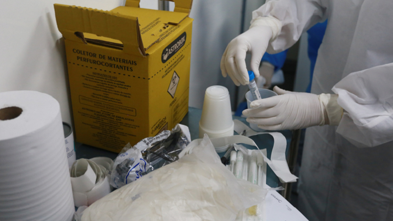 Brasil passa de quatro mil mortes, mas 49% dos doentes estão recuperados da doença