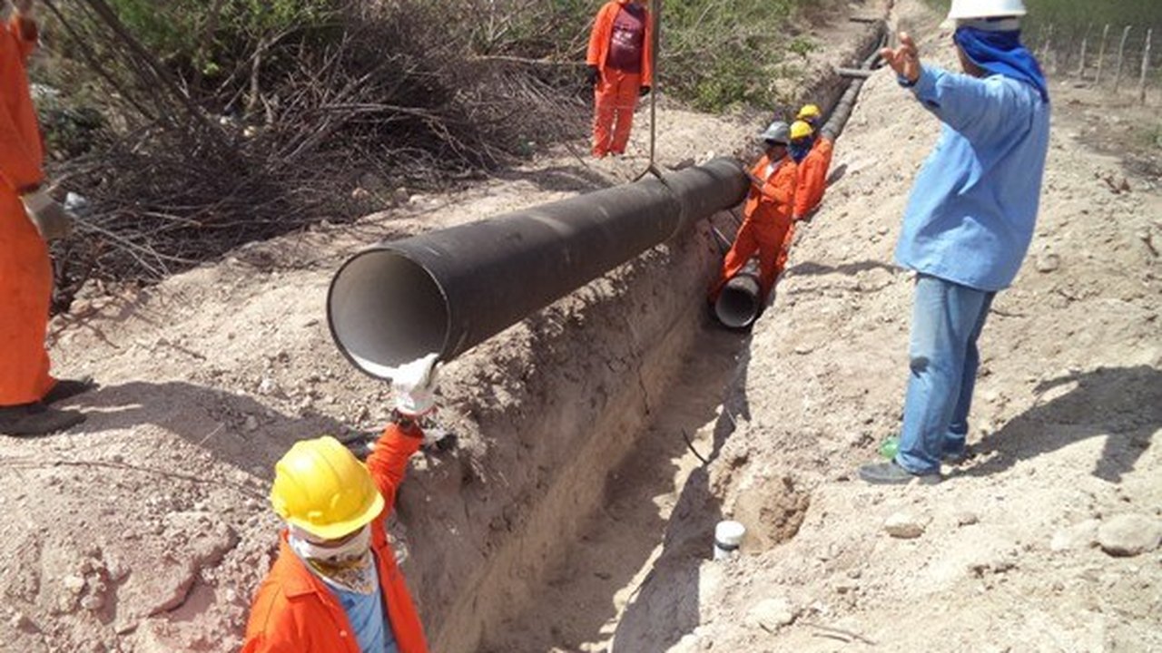 Obras de adutora avançam levando água ao Alto Sertão