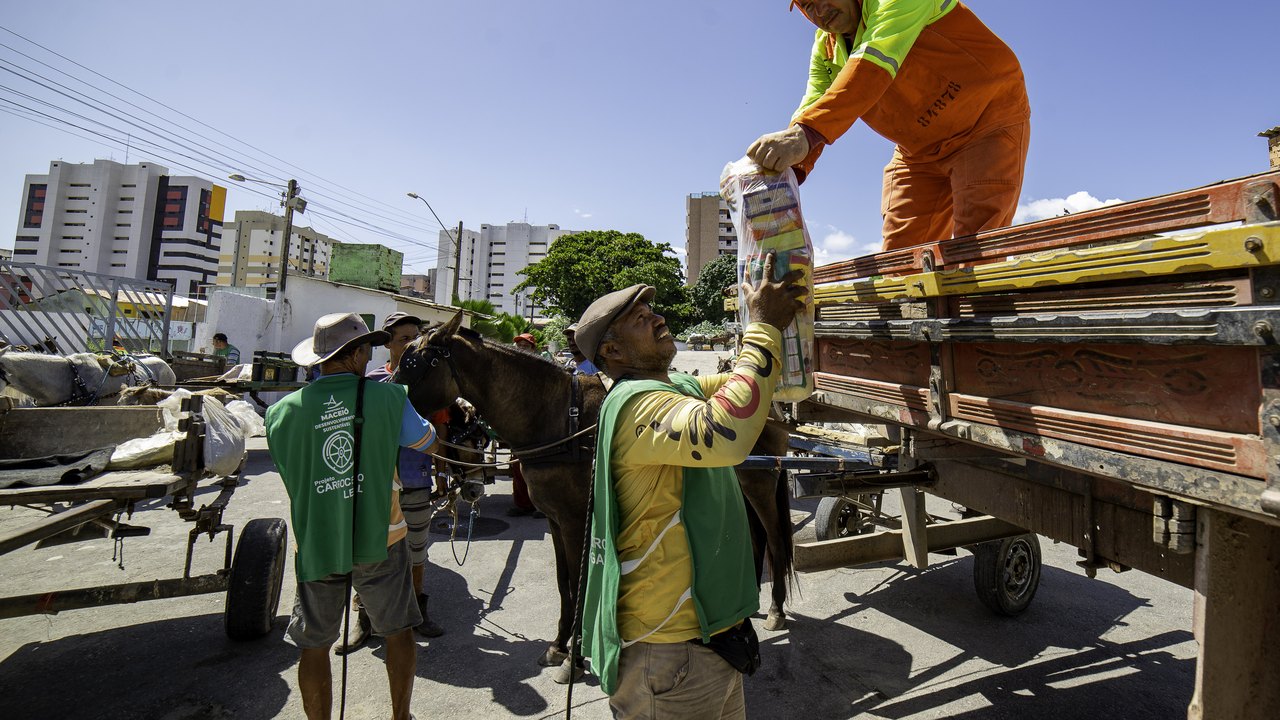 Carroceiro Legal: Desenvolvimento Sustentável entrega mais de 80 cestas básicas em Ecopontos da capital