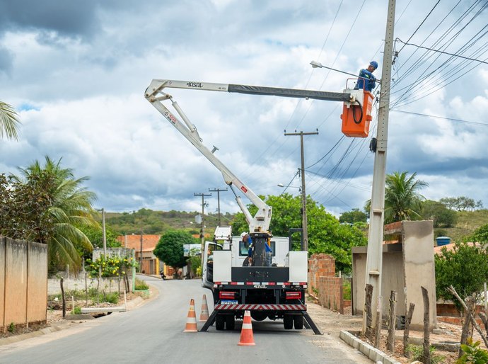 Prefeitura de Traipu realiza troca de lâmpadas comuns por LED no Povoado Olho D’Água do Campo