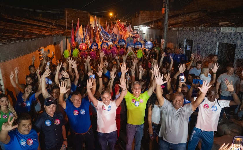 Rafael Brito destaca transporte gratuito em caminhada pelos conjuntos Rosane Collor e Colina 2