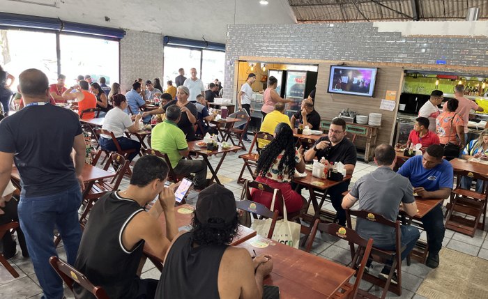 Praça de alimentação do Mercado do Jaraguá