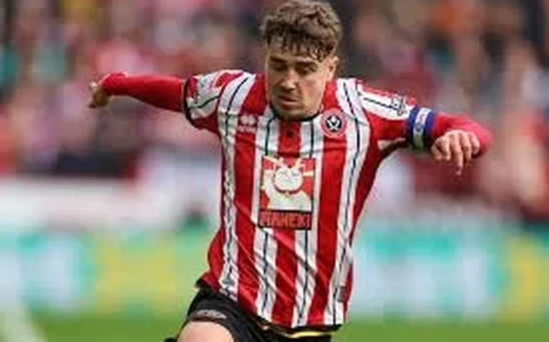 Meia inglês Oliver Arblaster anuncia gravidez da namorada, filha do treinador