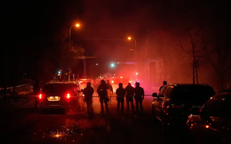 4 indiciados após confrontos em Minneapolis, incluindo uma mulher acusada de morder a ponta do dedo de um oficial