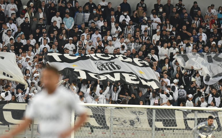 Santos embarca sob protesto de torcida para encarar Operário-PR em busca da reabilitação