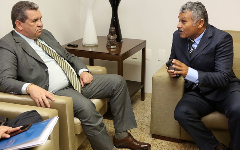 Washington Luiz e prefeito de Santana debatem doação de terreno para Juizado