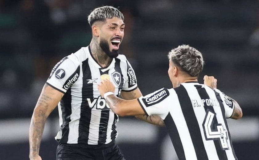 Sob olhares de Ancelotti, Botafogo vence o Universidad e avança ao mata-mata da Libertadores