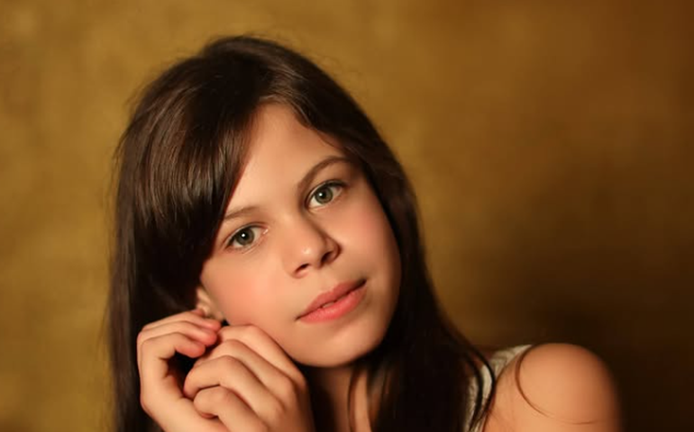 Quem é Millena Brandão, atriz mirim internada na UTI após sofrer sete paradas cardíacas