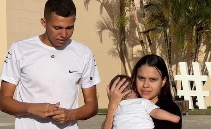 Mikaela (à direita) com seu filho