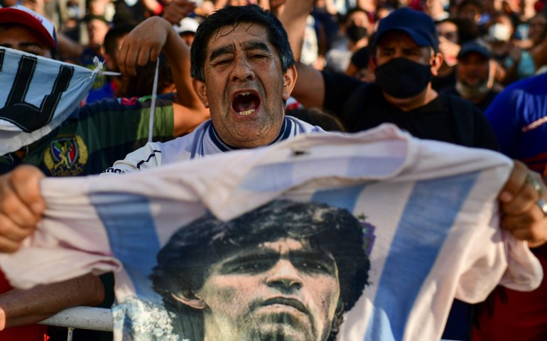 Nas ruas de Buenos Aires, argentinos choram morte de Maradona