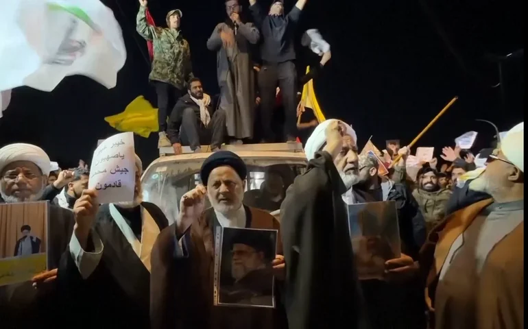 Iraquianos em Bagdá se manifestam em apoio ao Irã contra ataques israelenses-EUA