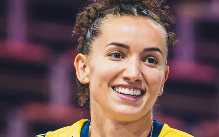 Conegliano descarta lesão após a ponteira Gabi sofrer choque em quadra e ser levada ao hospital